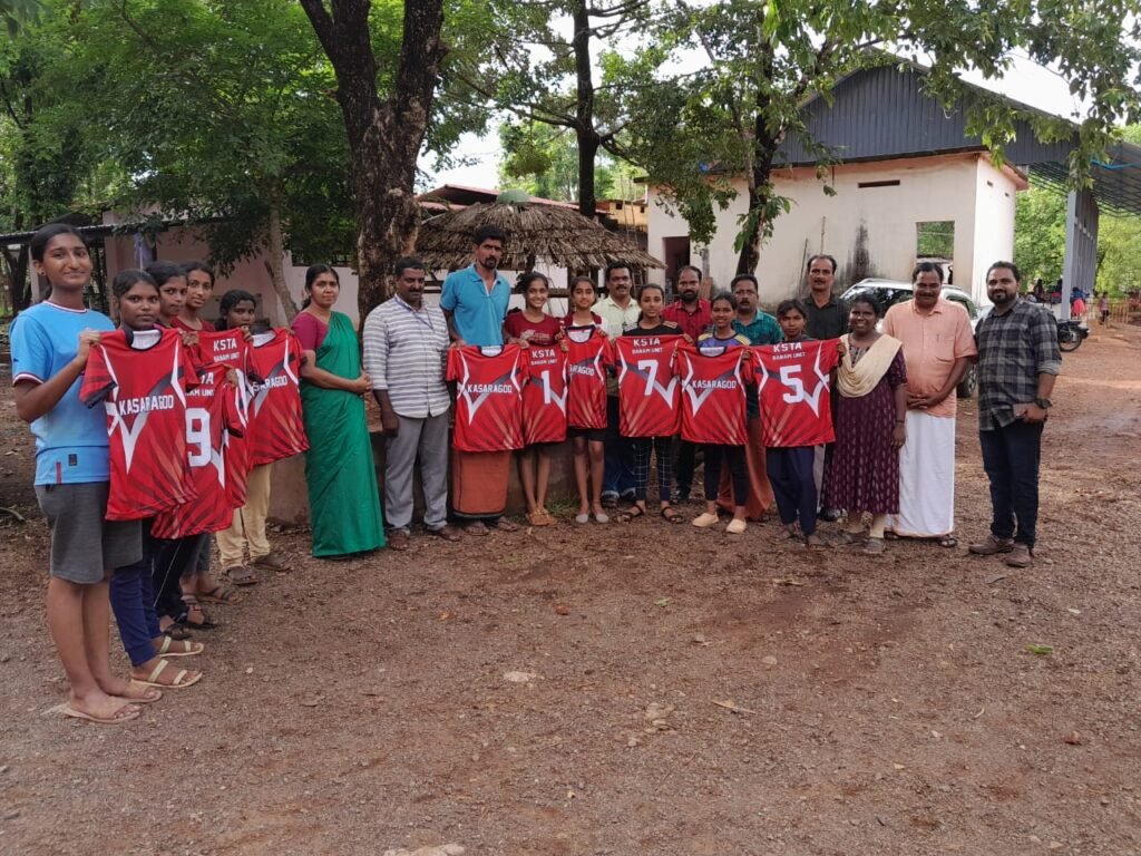 ജില്ലാ വടംവലി ടീമിന് കെഎസ്ടിഎ ബാനം യൂണിറ്റ് ജേഴ്സി നൽകി