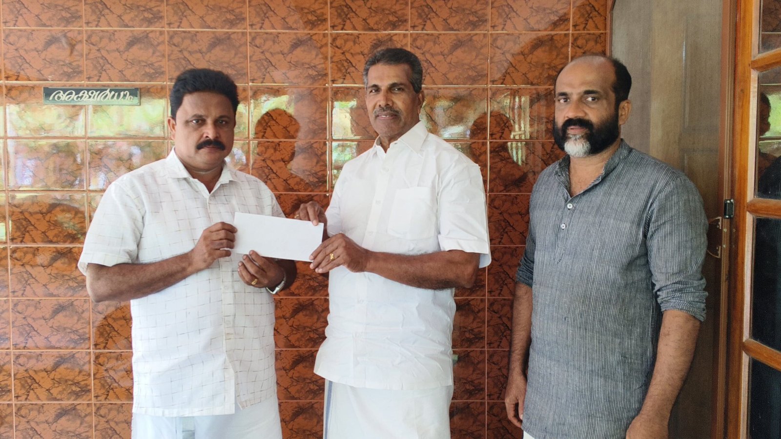 കെ. ജെ. യു തൃക്കരിപ്പൂർ മേഖല കമ്മിറ്റി ചികിത്സാ സഹായം കൈമാറി
